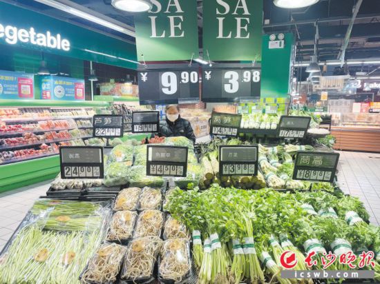 　　家樂(lè)福芙蓉廣場(chǎng)店，市民在選購(gòu)春菜。