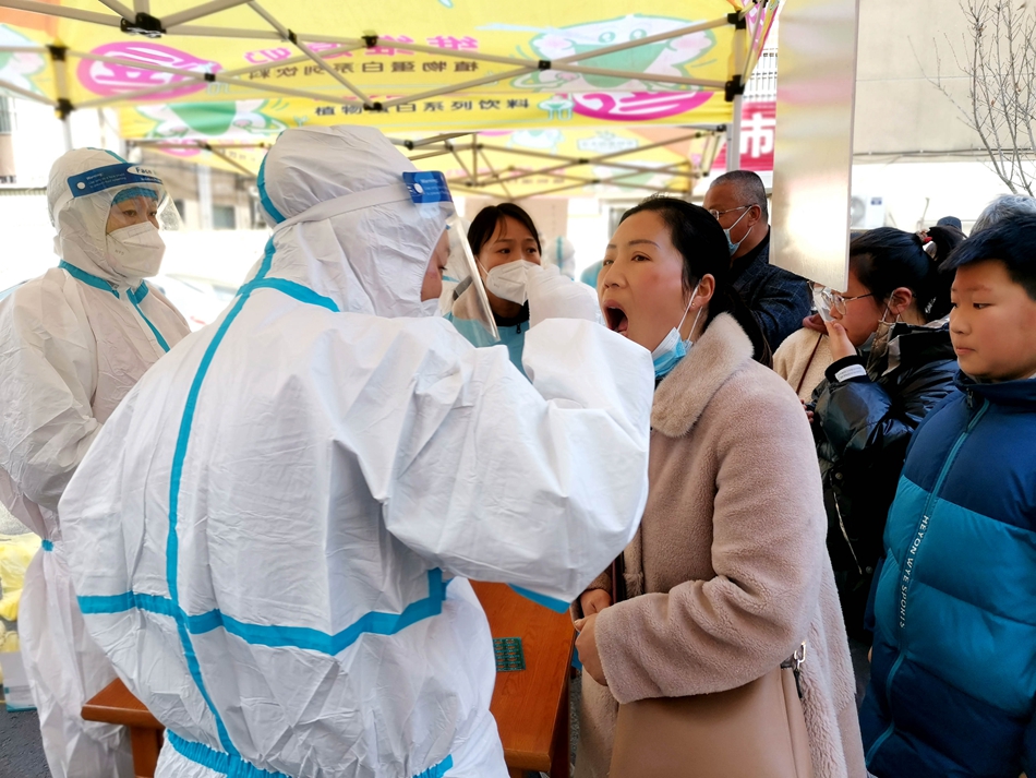 連云港贛榆區(qū)抽調(diào)近500名醫(yī)務(wù)人員開展核酸檢測。朱代桂攝