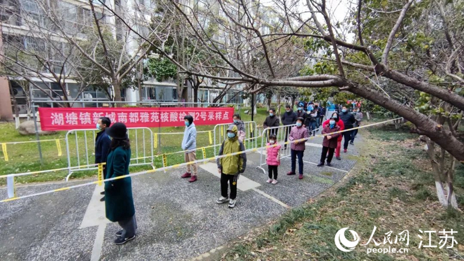 湖塘鎮(zhèn)黨員干部定點、定人、定崗、定責(zé)保障核酸檢測有序進行。 武進區(qū)委宣傳部供圖