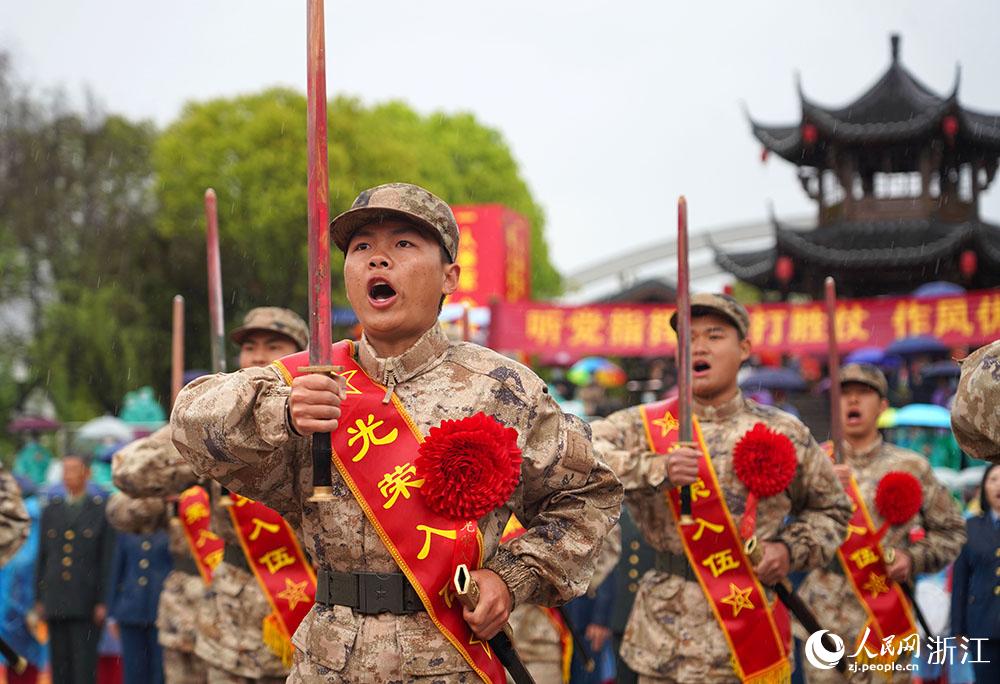 3月22日，新兵們高喊誓言、莊嚴(yán)亮劍。人民網(wǎng) 章勇濤攝