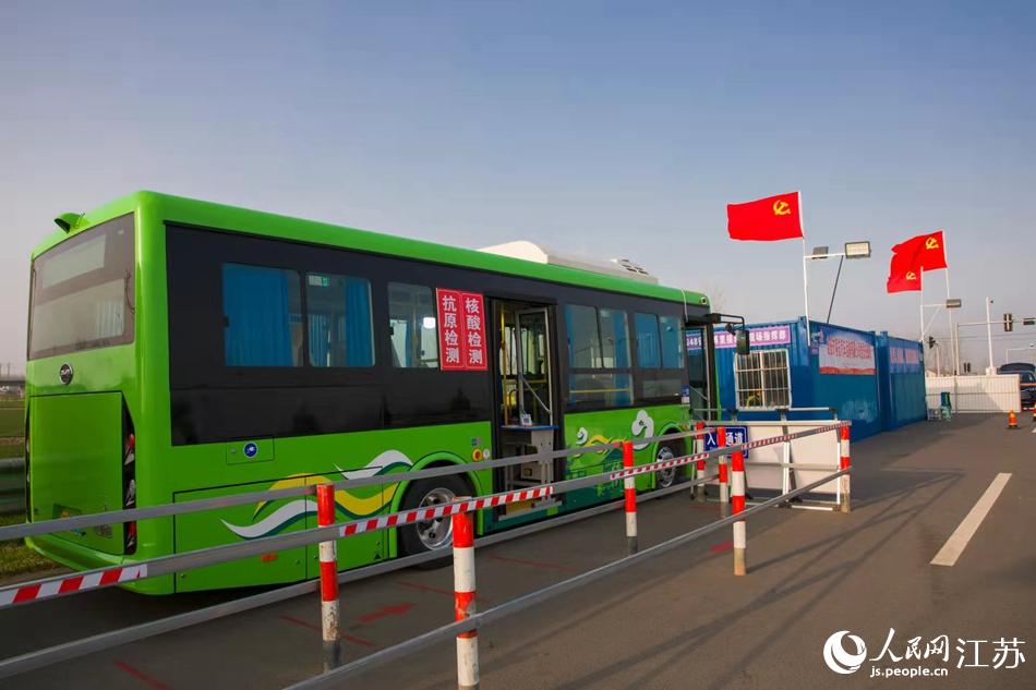 淮安市客總汽車運輸有限公司調(diào)集兩部車況最佳“核酸采樣流動車”，組建黨員“先鋒崗”。紀星名攝