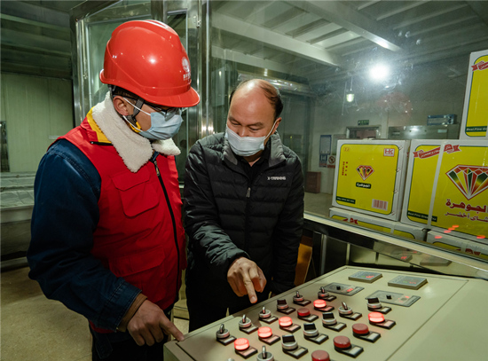 電力工作人員對用電企業(yè)進(jìn)行指導(dǎo)。受訪單位供圖