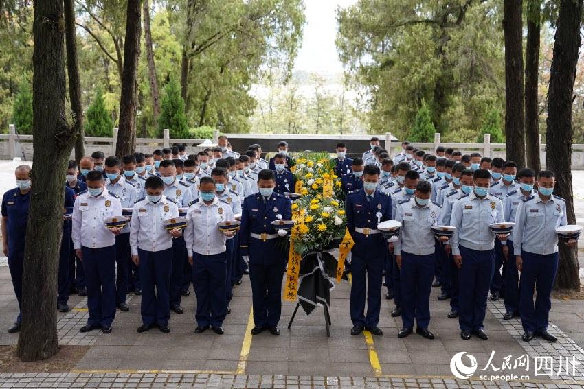 涼山州森林消防支隊(duì)駐西昌全體消防救援人員一同前往西昌市烈士陵園舉行紀(jì)念活動。樊文淵攝