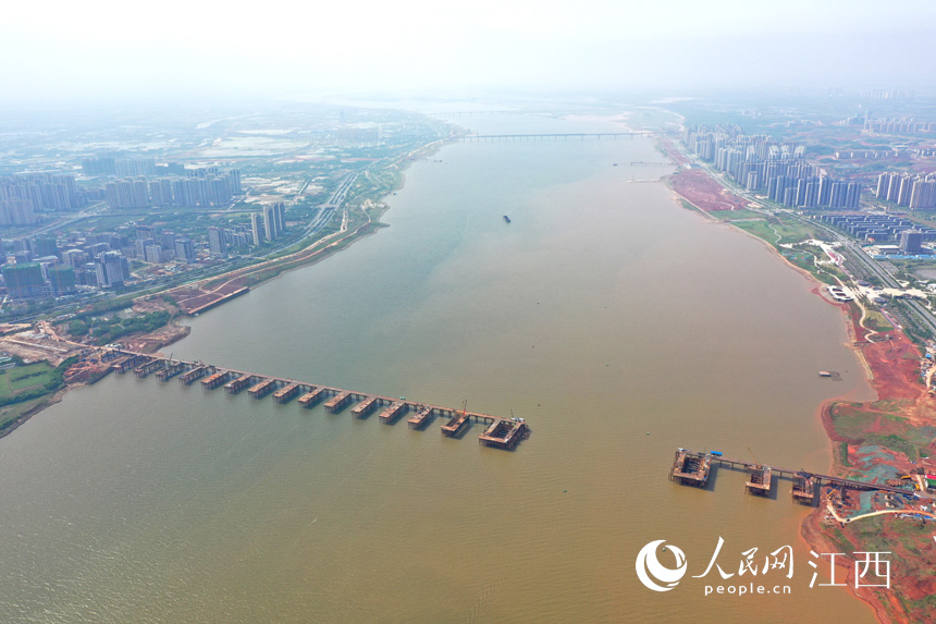 航拍九龍湖過江大橋，該橋是南昌第七座跨贛江通道。 人民網(wǎng) 時雨攝