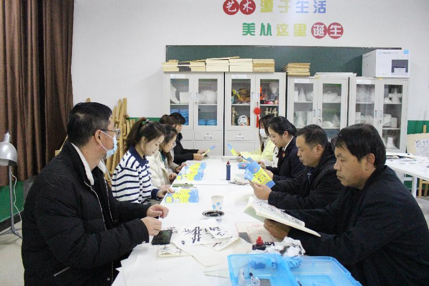 河北省臨西縣人民檢察院未檢檢察官在臨西縣第二小學(xué)為家長講解家庭教育促進(jìn)法。 孫國月攝