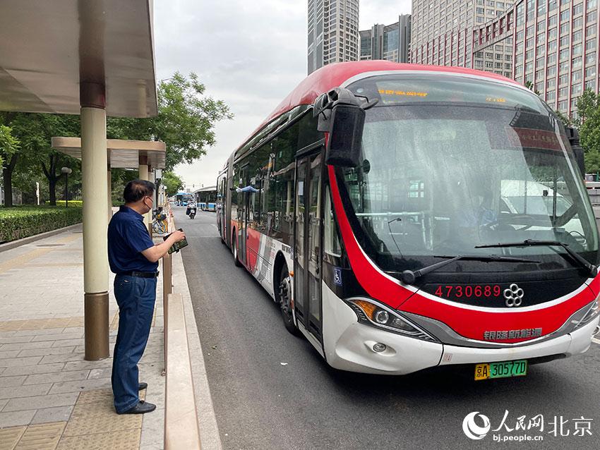 北京1路公交車駛進(jìn)八王墳西站，此前各路公交經(jīng)過該站時均甩站通過，今起該站回復(fù)正常上下客。人民網(wǎng) 尹星云攝