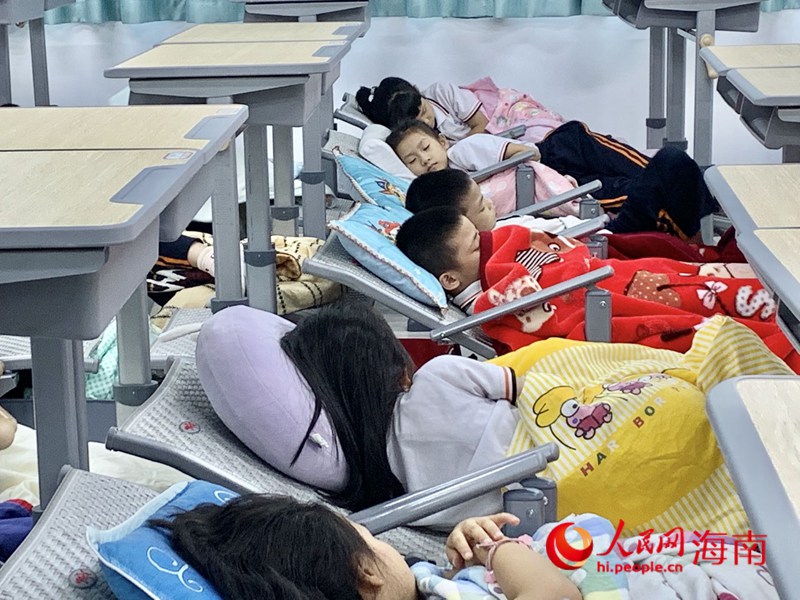 海口第二十六小學學生在新式課桌椅上午休。人民網(wǎng) 李浩蓉攝