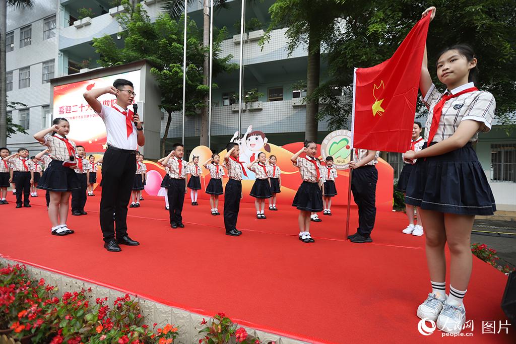 5月31日，在廣西壯族自治區(qū)南寧市民主路小學(xué)，學(xué)校大隊輔導(dǎo)員帶領(lǐng)少先隊員呼號。人民網(wǎng)記者 嚴立政攝