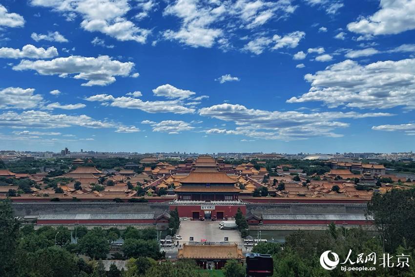 北京再現(xiàn)“高顏值”藍(lán)天白云。 人民網(wǎng) 池夢蕊攝