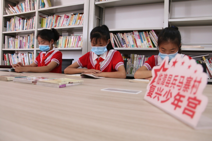 河北省臨漳縣柏鶴集鄉(xiāng)兵馬寨村復(fù)興少年宮，孩子們?cè)陂営[室讀書(shū)。 申志好攝