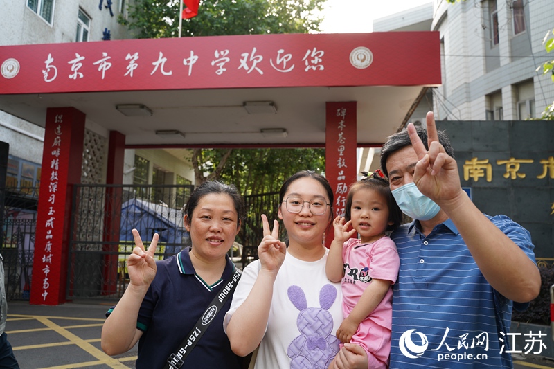 一家人在考點(diǎn)前合影留念。周夢(mèng)嬌攝