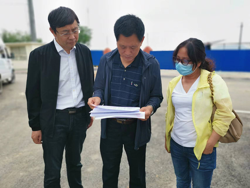 國情調(diào)查核查組專家對司家營鐵礦生產(chǎn)臺賬等進(jìn)行檢查。袁海波攝