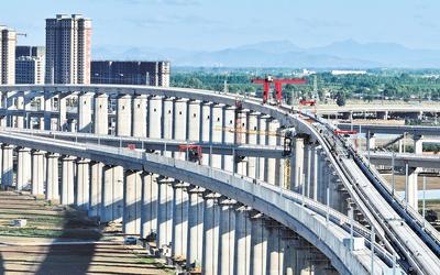6月7日，工人在唐山市高新技術(shù)開發(fā)區(qū)境內(nèi)的京唐城際鐵路建設(shè)工地施工（無(wú)人機(jī)照片）。 新華社記者 楊世堯攝