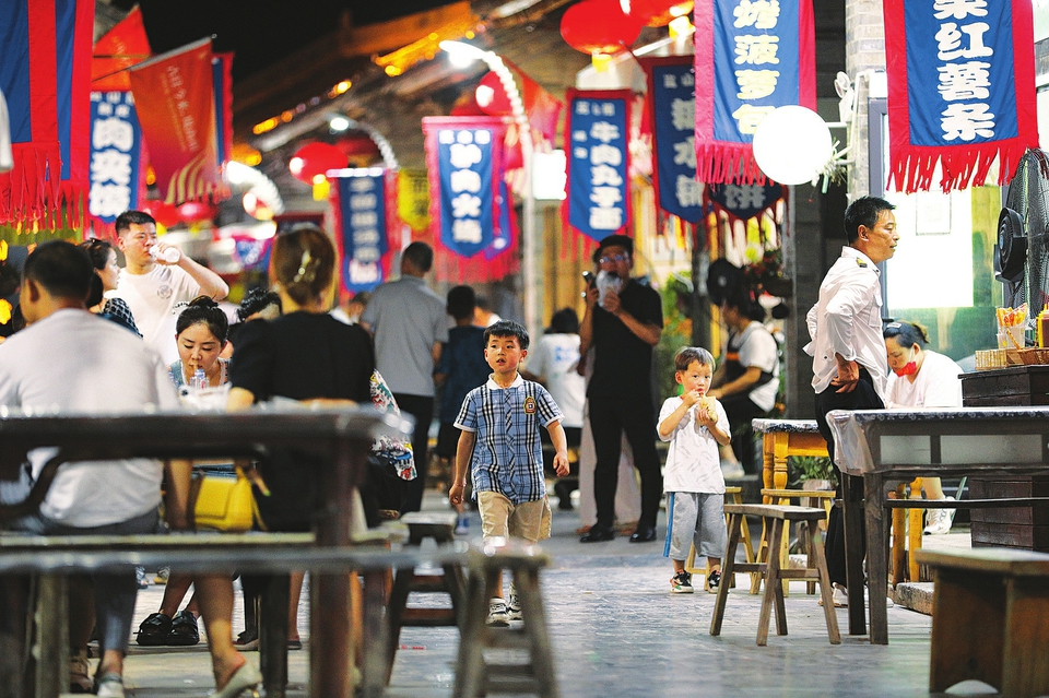  6月17日晚，游客在運(yùn)城市鹽湖區(qū)嵐山根運(yùn)城印象景區(qū)內(nèi)游玩。連日來(lái)，運(yùn)城市通過(guò)發(fā)放消費(fèi)券，培育夜購(gòu)、夜味、夜宿、夜玩、夜賞的消費(fèi)形態(tài)，迅速推動(dòng)消費(fèi)企穩(wěn)回暖，為經(jīng)濟(jì)發(fā)展注入強(qiáng)勁動(dòng)力。 金玉敏攝