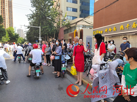 石家莊外國語學(xué)?？键c外送考的家長。人民網(wǎng) 祝龍超攝