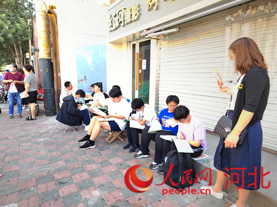 臨進考場，考生抓緊時間再復(fù)習一下。人民網(wǎng) 祝龍超攝