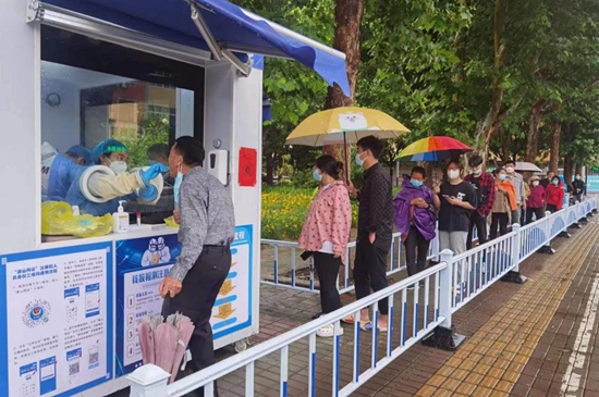 核酸采樣志愿者們上崗。孫金梅攝