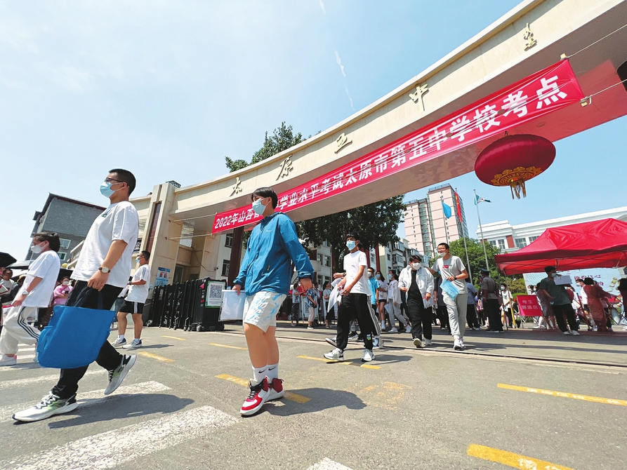 六月二十日，中考太原五中考點(diǎn)，完成首門(mén)考試的考生滿(mǎn)懷信心走出考場(chǎng)。記者李兆民攝