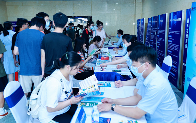 大學(xué)生現(xiàn)場咨詢創(chuàng)業(yè)政策。長沙市人社局供圖