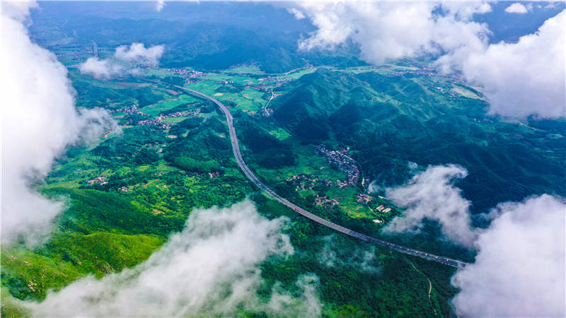 湖南省常寧市廟前鎮(zhèn)泉井村，云霧繚繞，青山蒼翠，公路蜿蜒，秀美如畫。周秀魚春攝