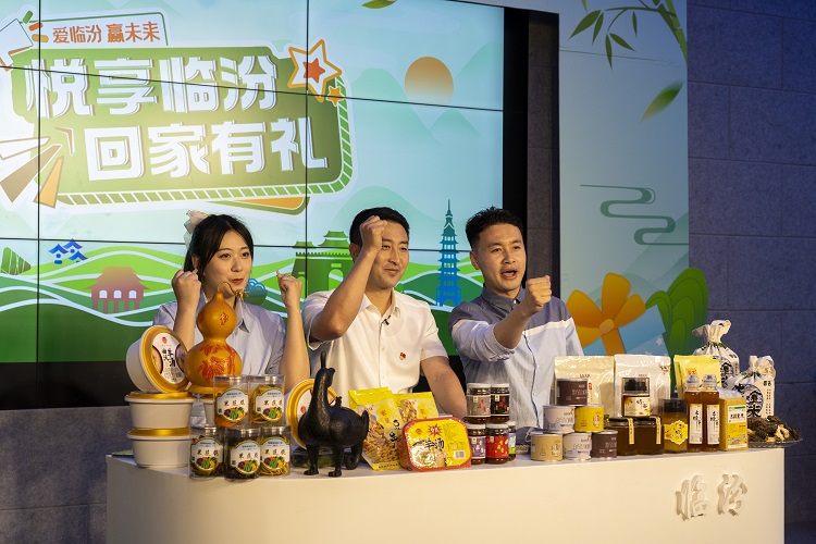 6月3日下午，在臨汾原產(chǎn)地商品體驗店，曲沃縣副縣長樊奇選對當(dāng)?shù)氐霓r(nóng)特產(chǎn)品、旅游景點進行了推介代言。鄭遠(yuǎn)飛攝