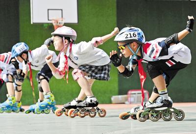 6月23日，邯鄲市邯山區(qū)實(shí)驗(yàn)小學(xué)的學(xué)生在練習(xí)輪滑。 當(dāng)日是國際奧林匹克日，該小學(xué)開展了“我運(yùn)動(dòng)、我健康、我快樂”為主題的體育活動(dòng)，通過足球、籃球、武術(shù)、輪滑、擊劍等運(yùn)動(dòng)，讓學(xué)生們享受運(yùn)動(dòng)健身的快樂，感受運(yùn)動(dòng)的魅力。 河北日?qǐng)?bào)通訊員 郝群英攝
