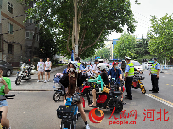 石家莊交警在查處非機動車違章。人民網(wǎng)祝龍超攝