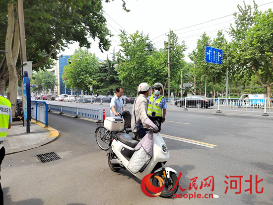 石家莊交警在查處非機動車違章。人民網(wǎng)祝龍超攝