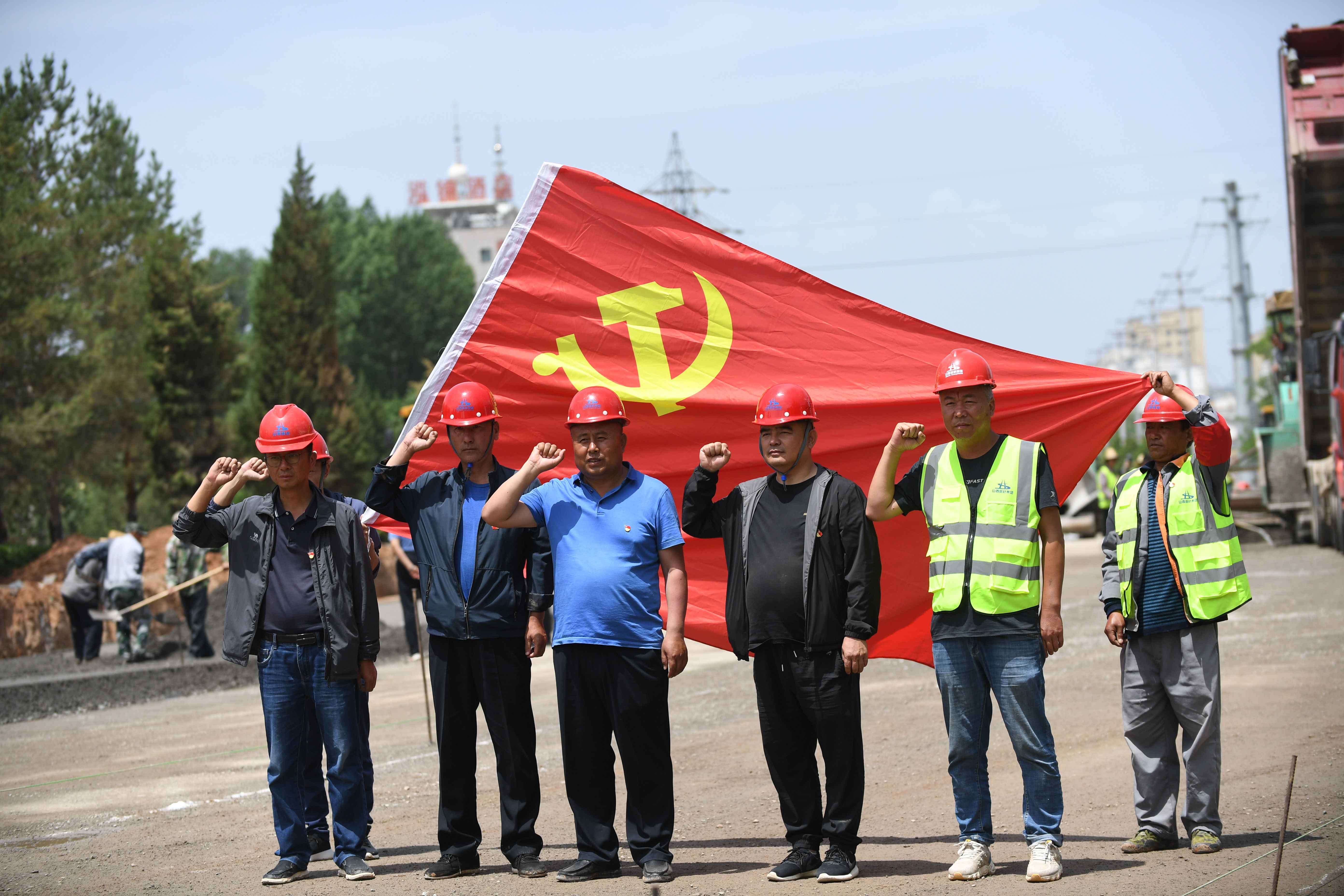 路橋工人在黨旗下宣誓。圖片由路橋公司提供