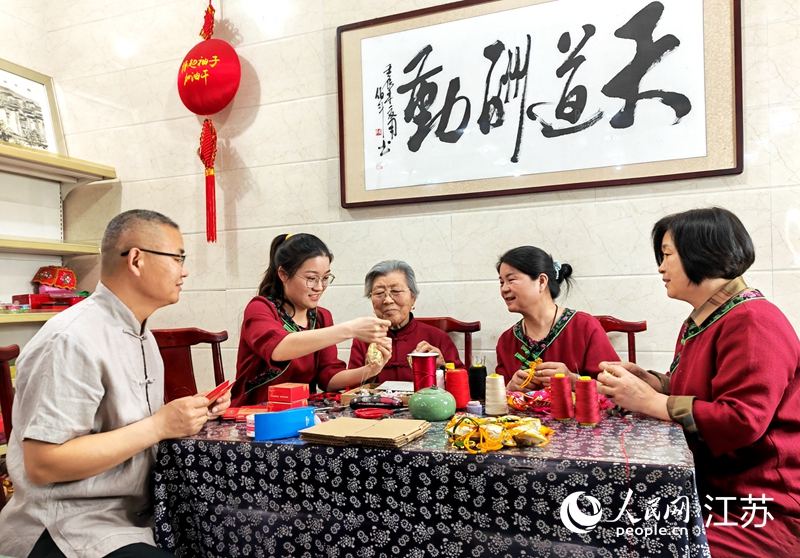 王秀英老人指導孫女制作香包。人民網(wǎng) 閆峰攝