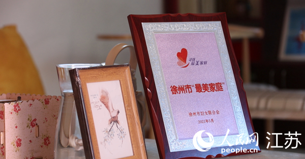 王繼蓮家庭獲得的部分榮譽。人民網(wǎng) 冷金明攝