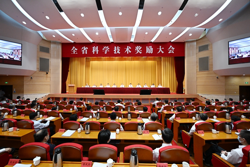 圖為江蘇省科學技術獎勵大會現(xiàn)場。吳勝攝