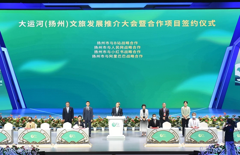 揚(yáng)州市副市長劉流與人民網(wǎng)股份有限公司江蘇分公司總經(jīng)理汪崢嶸作為代表分別簽署了戰(zhàn)略合作協(xié)議。文斌攝