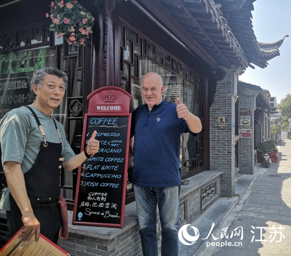 愛逛古巷的巴西人和揚州朋友在仁豐里開了一家西餐廳。 人民網(wǎng) 張玉峰攝