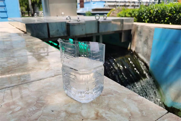 在邯鄲市雞澤縣藍天污水處理廠，污水經(jīng)過處理后清澈透明。鄭佳欣攝