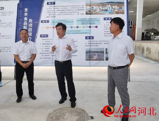 黨曉龍在禾豐項目現(xiàn)場鼓勵大家以商招商。 人民網(wǎng) 張繼航攝