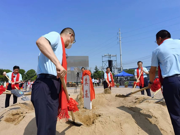 作為今年荷花節(jié)“開場(chǎng)秀”，理士新能源智造園區(qū)項(xiàng)目正式開工。人民網(wǎng) 馬曉波攝