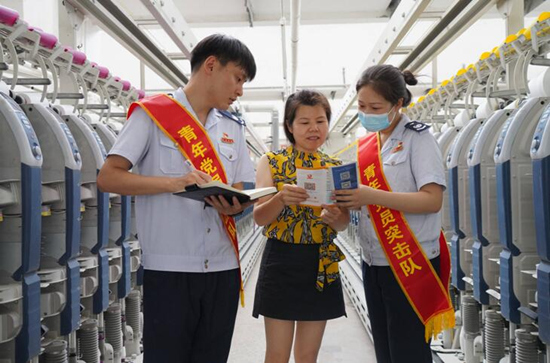 國家稅務(wù)總局常德市西洞庭西湖管理區(qū)稅務(wù)局成立青年黨員突擊隊(duì)，走進(jìn)常德銀駿紡織有限公司等企業(yè)送政策、問需求、解難題。受訪單位供圖
