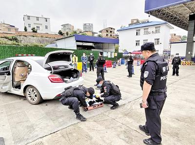 圖為民警對(duì)重點(diǎn)車輛是否攜帶毒品進(jìn)行檢查。省禁毒委供圖