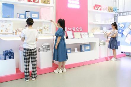 多樣的高陽紡織產(chǎn)品吸引大家關(guān)注。班靜怡攝