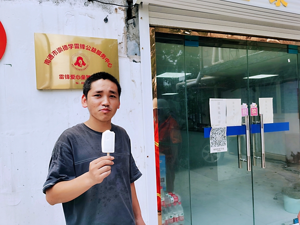 2過路司機(jī)在驛站冷飲。人民網(wǎng)記者王繼亮攝.jpg