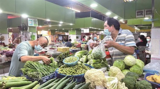 無錫市民在沁揚(yáng)市場(chǎng)和往常一樣購買農(nóng)副產(chǎn)品。宗曉東攝