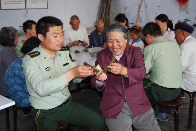 趙德恒與孤寡老人共度端午佳節(jié) 。 濱州市公安局海岸警察支隊岔尖派出所供圖