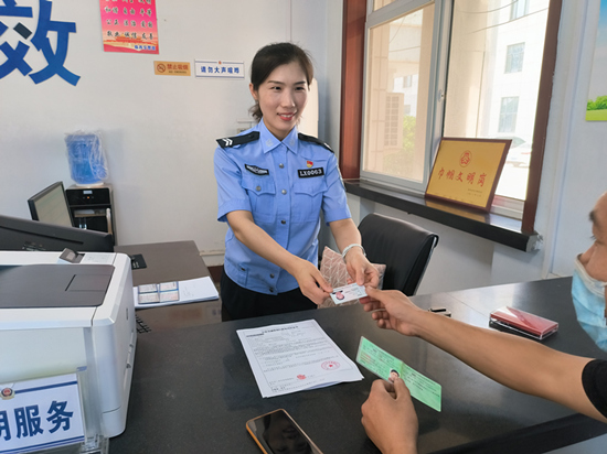 張靜正在為群眾辦理業(yè)務(wù)。 趙凱攝