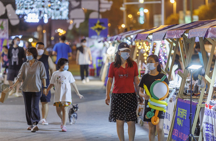 青年無(wú)限宇宙潮動(dòng)市集匯聚眾多文創(chuàng)產(chǎn)品，豐富市民夜生活。王英浩攝
