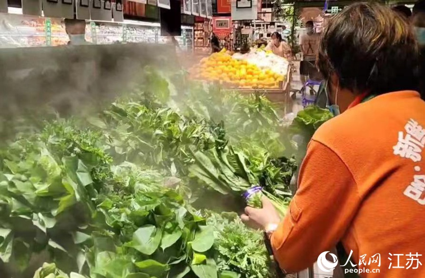 在大潤發(fā)長江北路店里，果蔬、肉蛋等生活必需品種類齊全，供應充足，市民正有序選購。無錫市委網信辦供圖