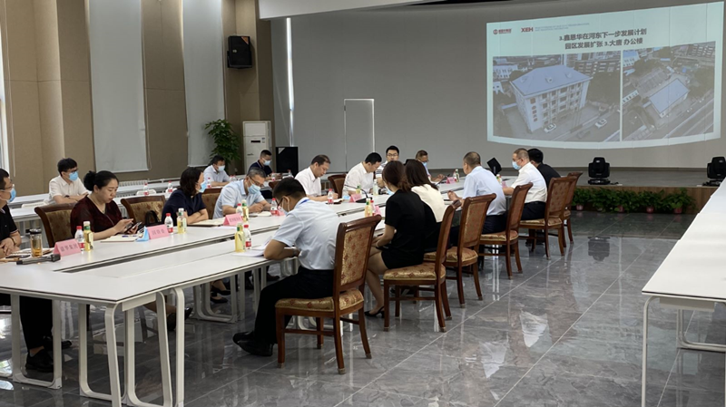 河東區(qū)委書記范少軍一行深入老電建公司辦公園區(qū)就盤活園區(qū)工作進行部署研究。河東區(qū)供圖