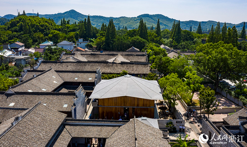 7月23日，空中俯瞰位于寧波市江北區(qū)慈城鎮(zhèn)的抱珠樓。人民網(wǎng) 章勇濤攝