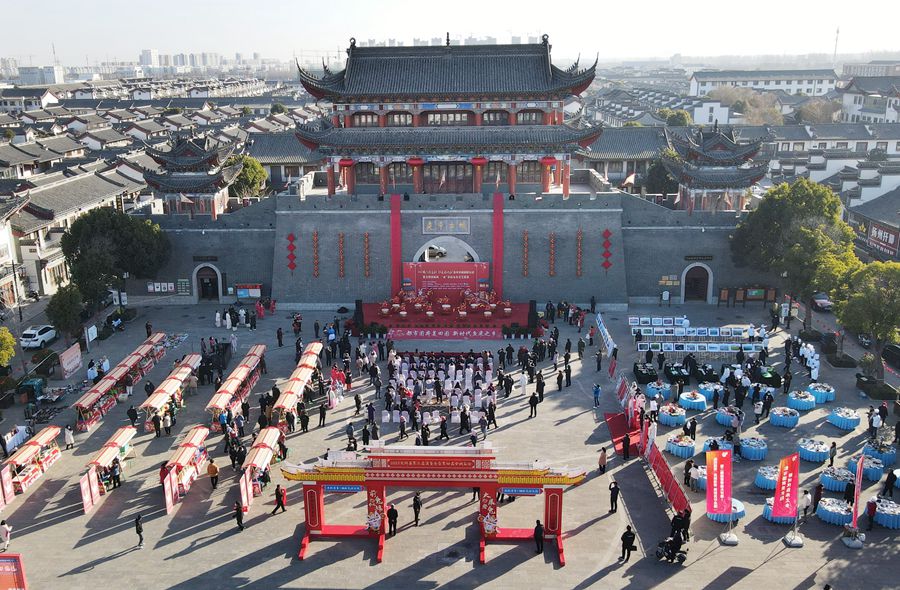 城門掛春聯(lián)，金湖沖刺“開門紅”。陳義寶攝
