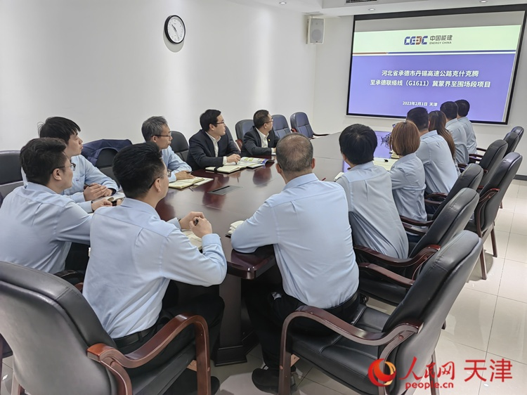 近日，中能建路橋工程有限公司領(lǐng)導(dǎo)班子成員與員工開會討論，如何根據(jù)今年的項目招聘合適的優(yōu)秀人才。  人民網(wǎng) 孫翼飛攝